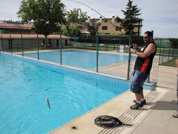 Un participantes de AVIVA en el momento de la pesca.